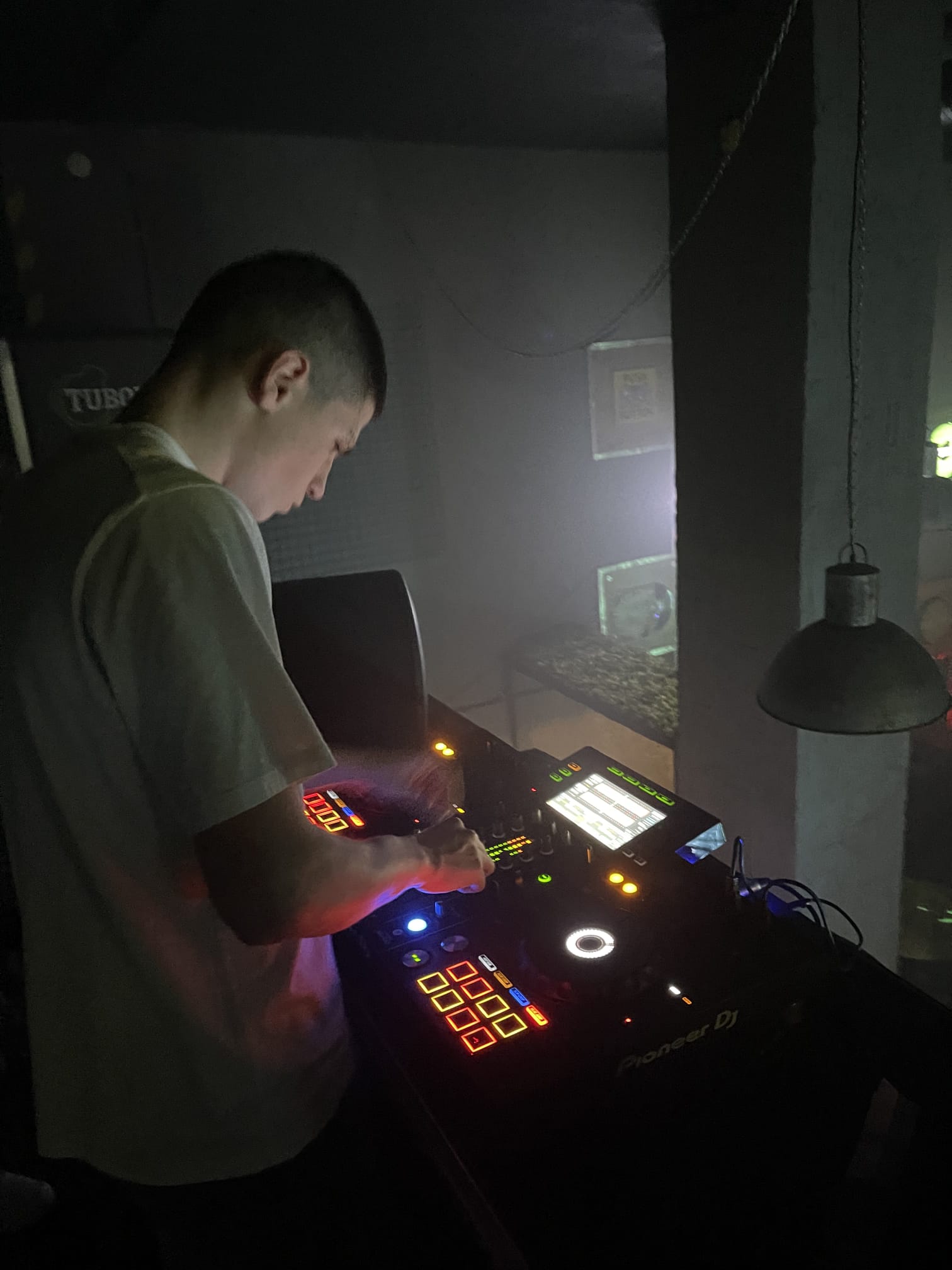 DJ Ricardo într-un venue dark