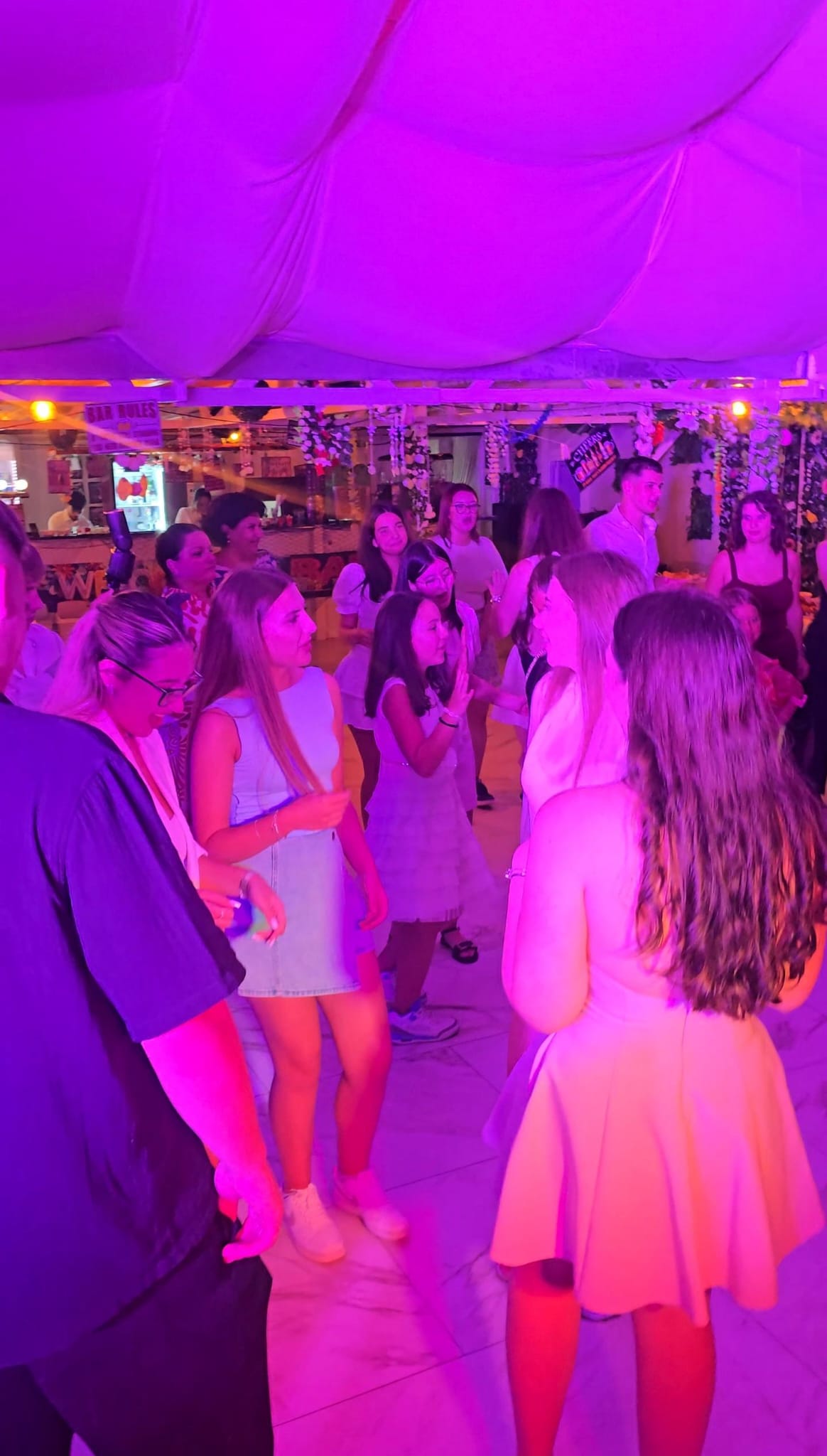 Invitați dansând la eveniment