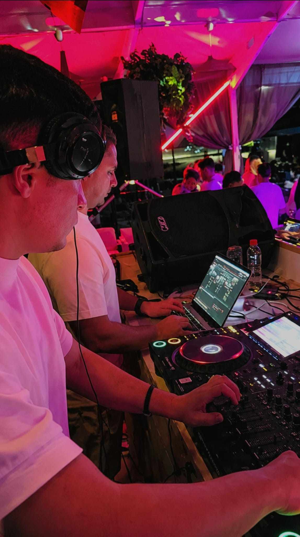 DJ Ricardo la pupitru într-un eveniment