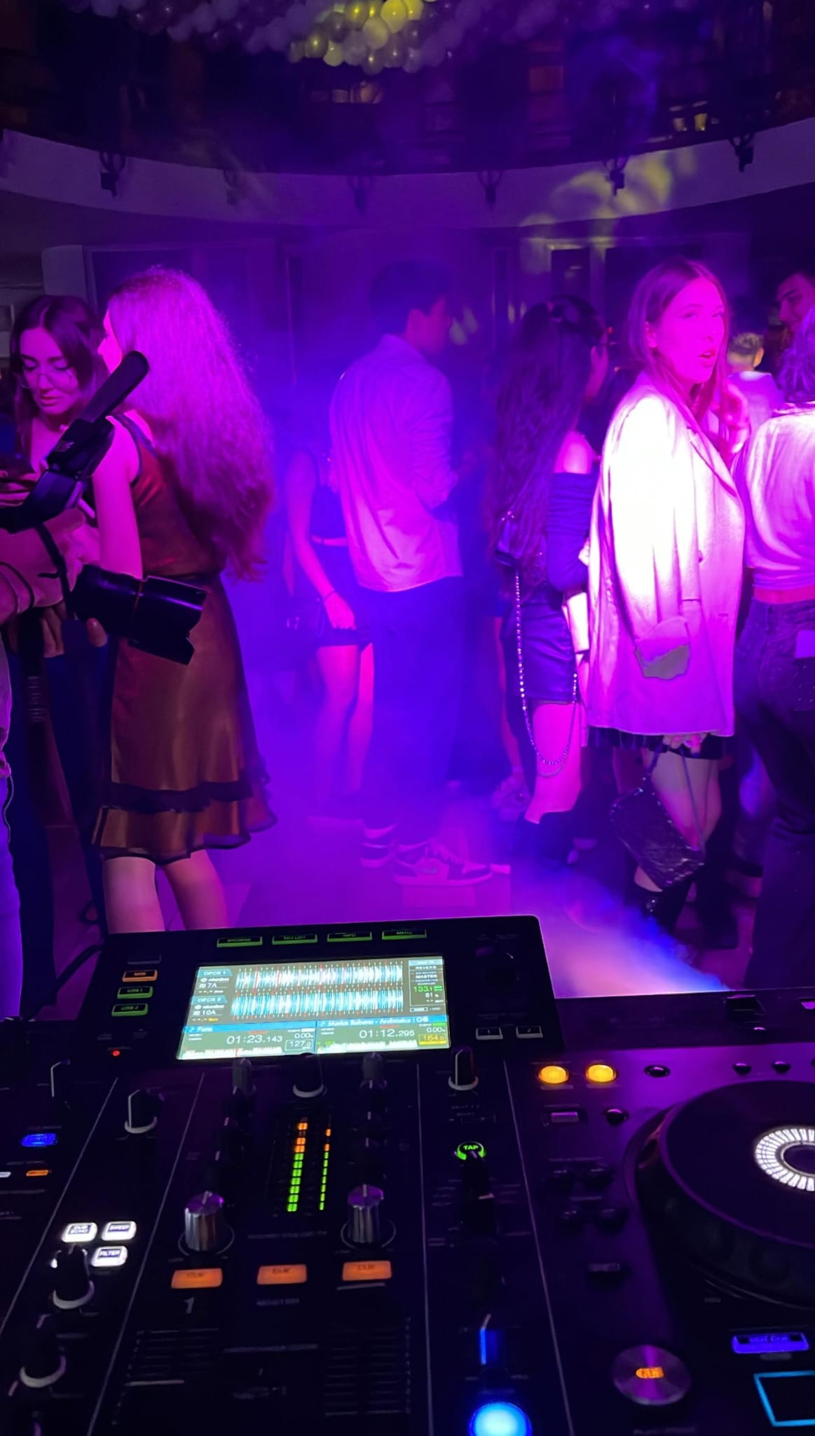 Pupitru DJ și atmosferă de petrecere