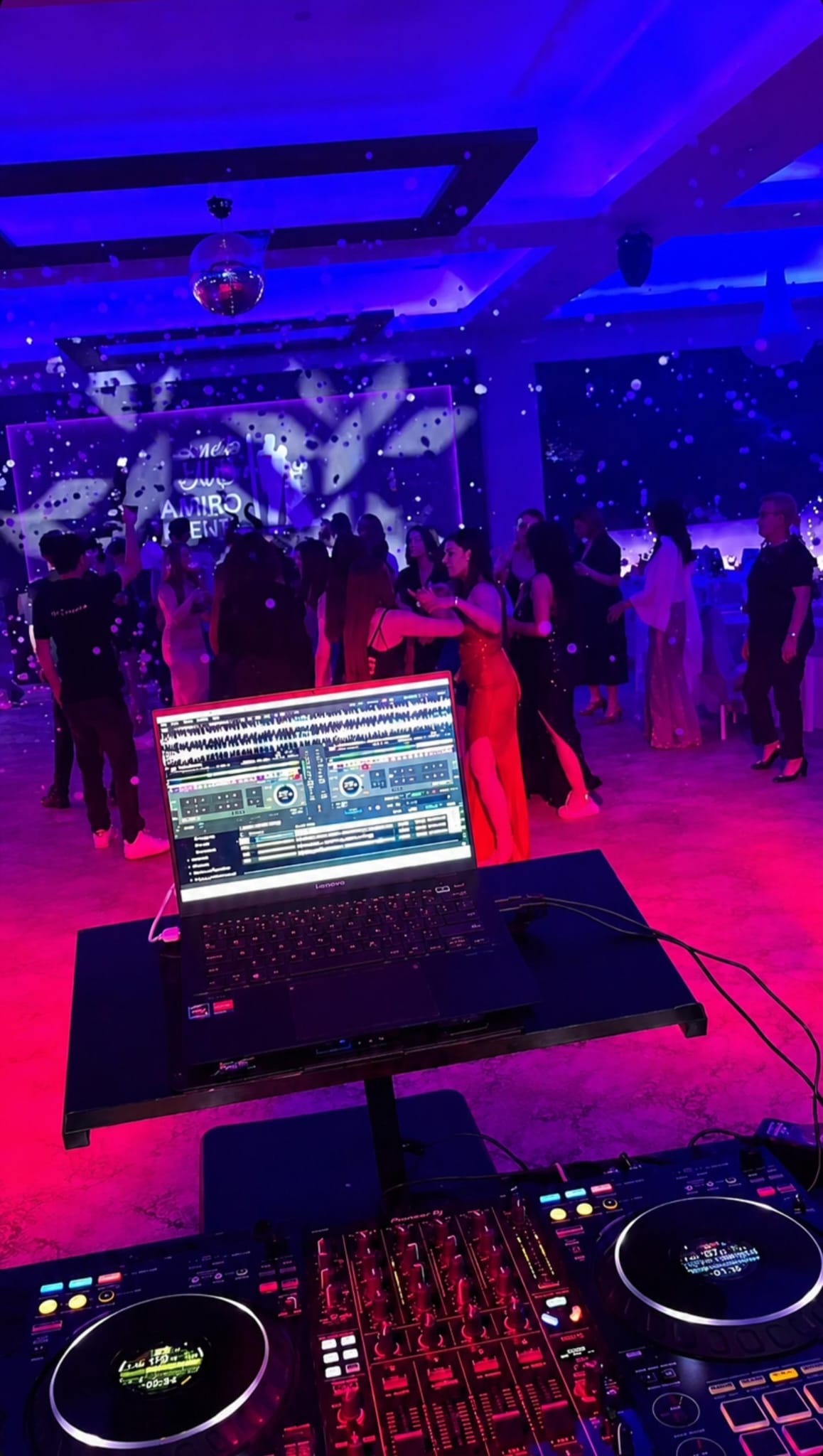 Setup DJ și ring de dans