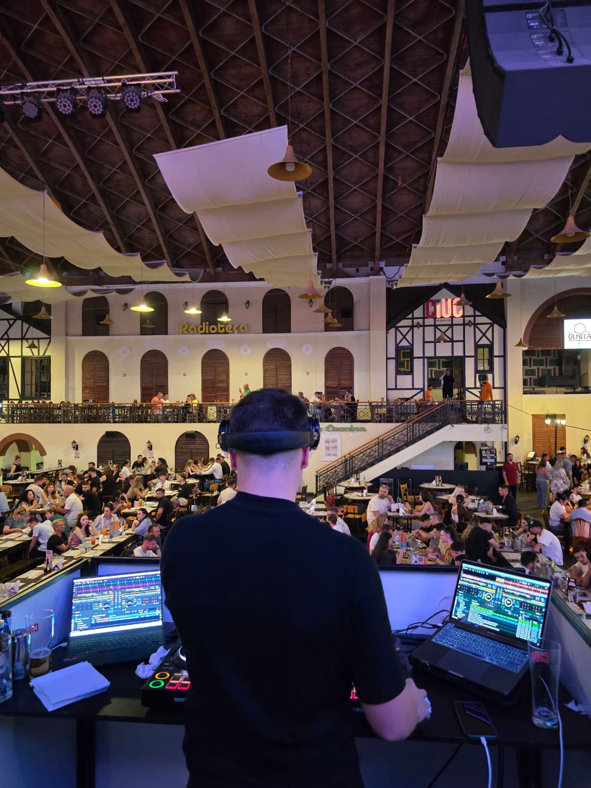 DJ Ricardo la pupitru într-o locație mare