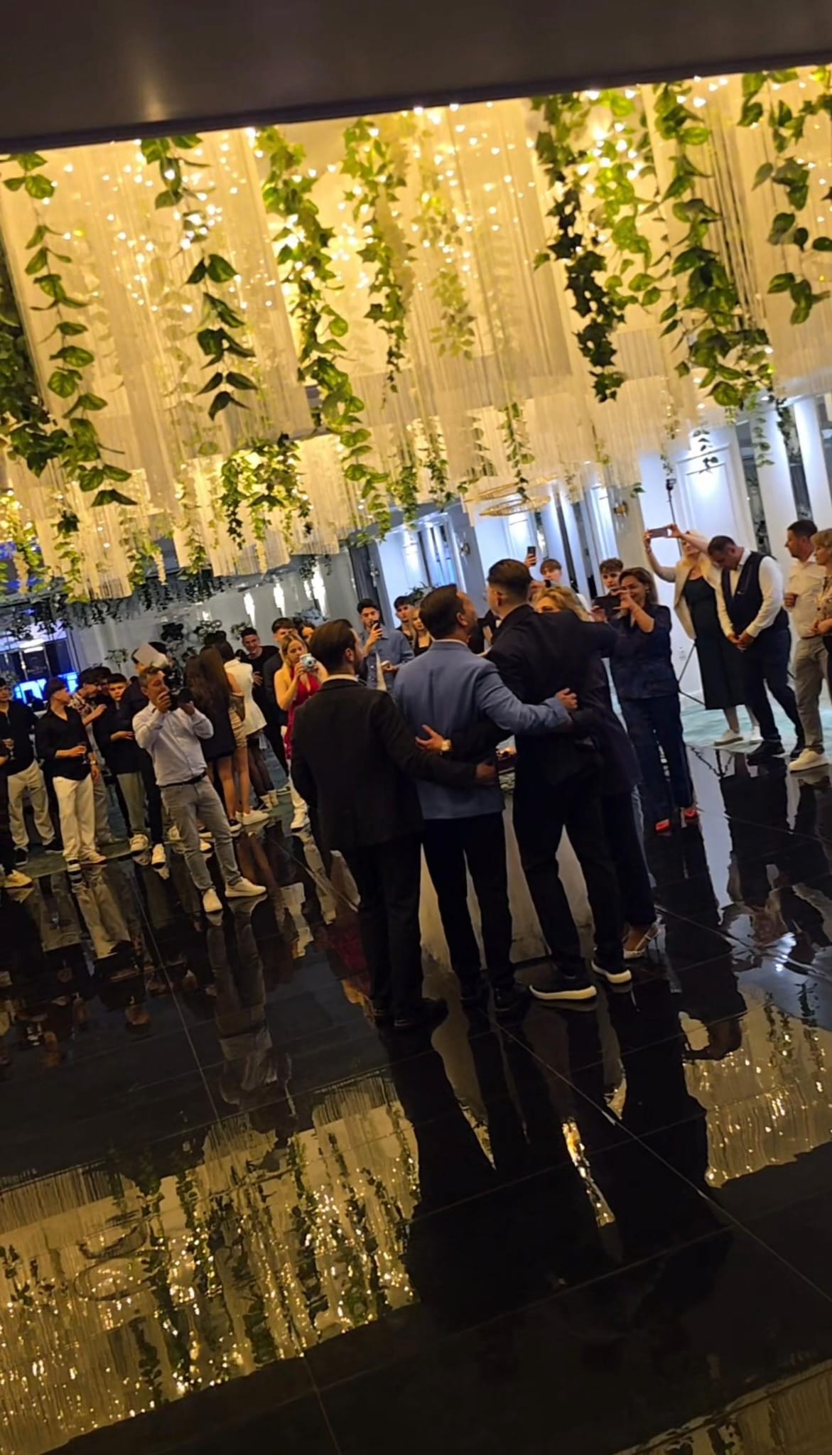 Atmosferă elegantă de eveniment cu invitați și decor luminos