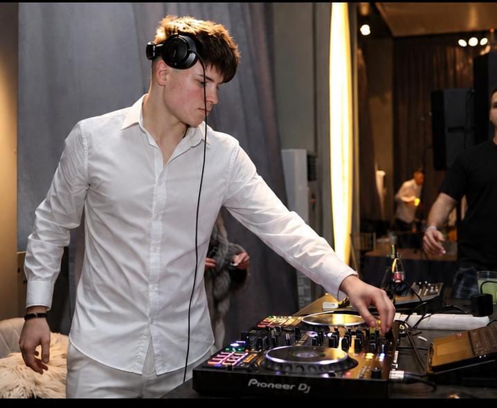 DJ Ricardo în cămașă albă la pupitru