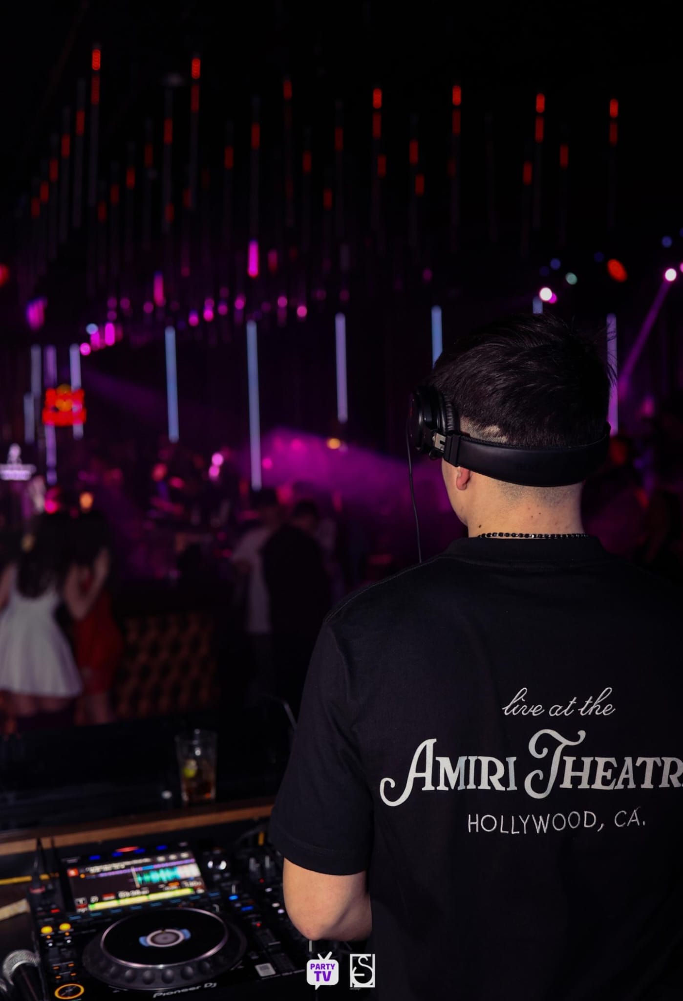 DJ RicardØ la pupitru într-un club cu lumini mov